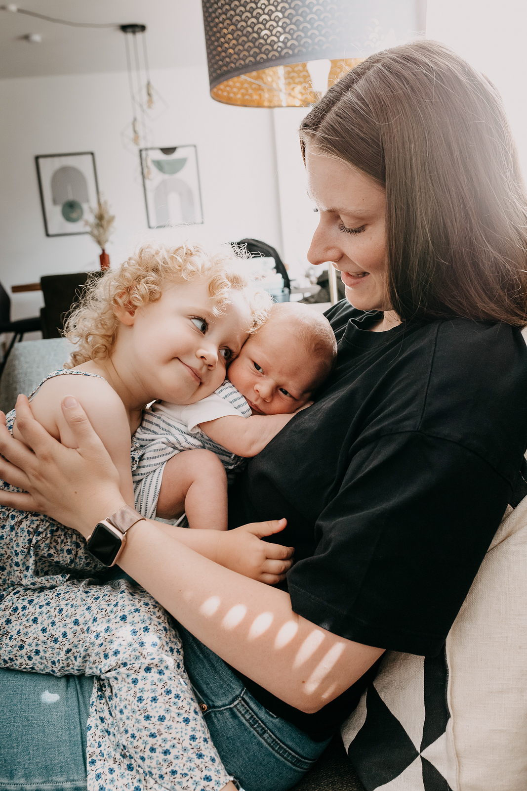Babyshooting - Frau mit einem Baby und einem Kleinkind auf dem Schoß