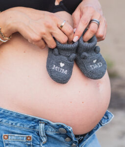 Familienfotografie Herten - nackter Bauch einer Schwangeren