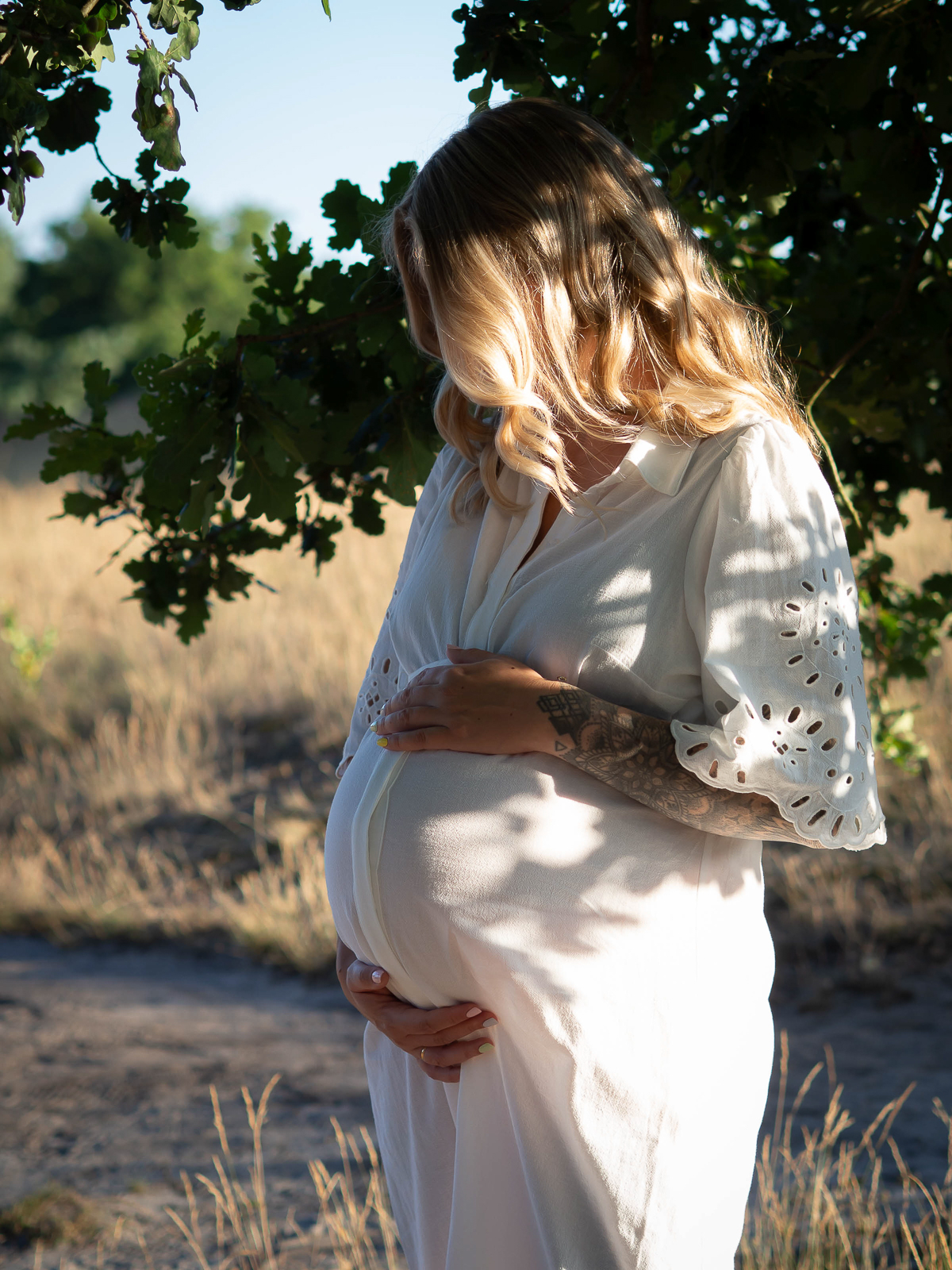 Schwangerschaftsshooting Herten - Schwangere hält ihren Bauch