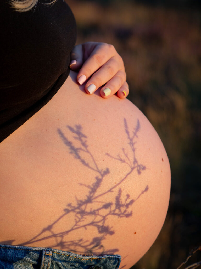 nackter Bauch mit Schattenspiel