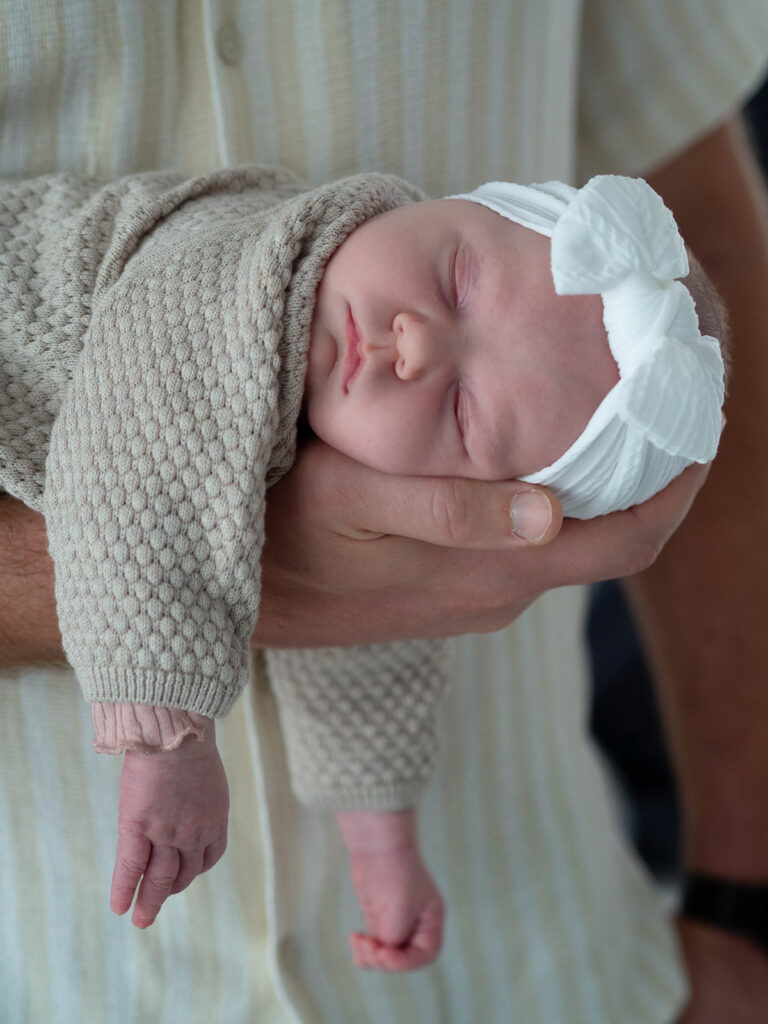 Familienfotografie Herten - Vater hält Neugeborenes in der Hand