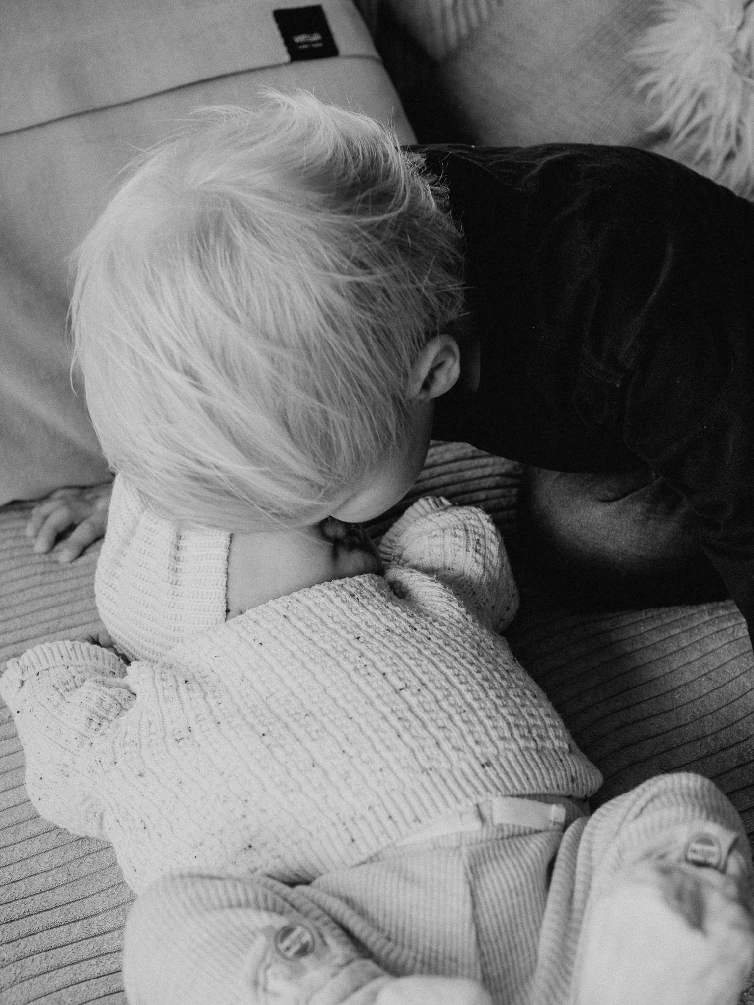 Familienfotografie Herten - Bruder küsst Baby auf die Stirn