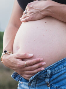 nackter Schwangerenbauch