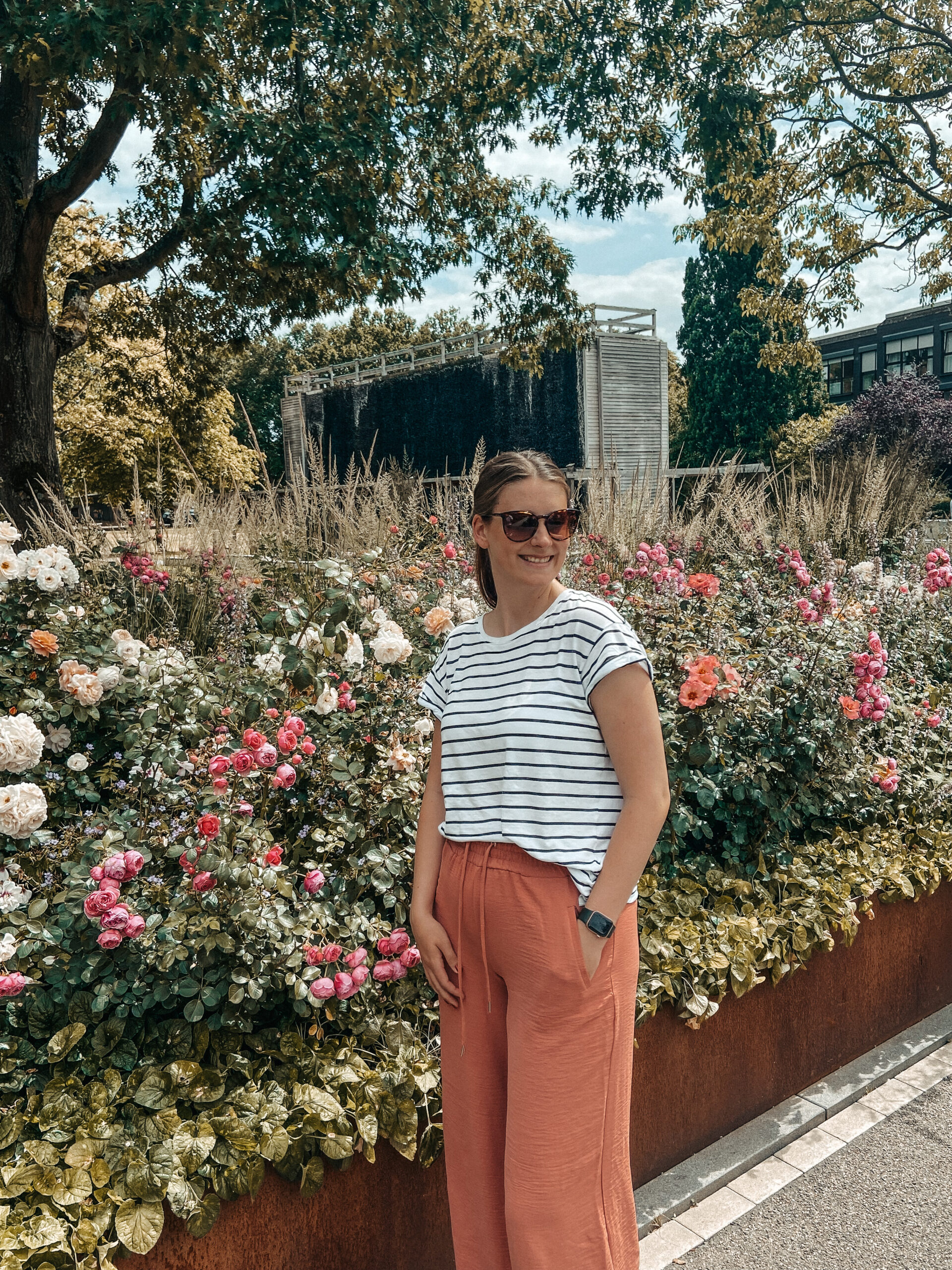 Familienfotografin Herten - Frau vor einem Blumenbeet
