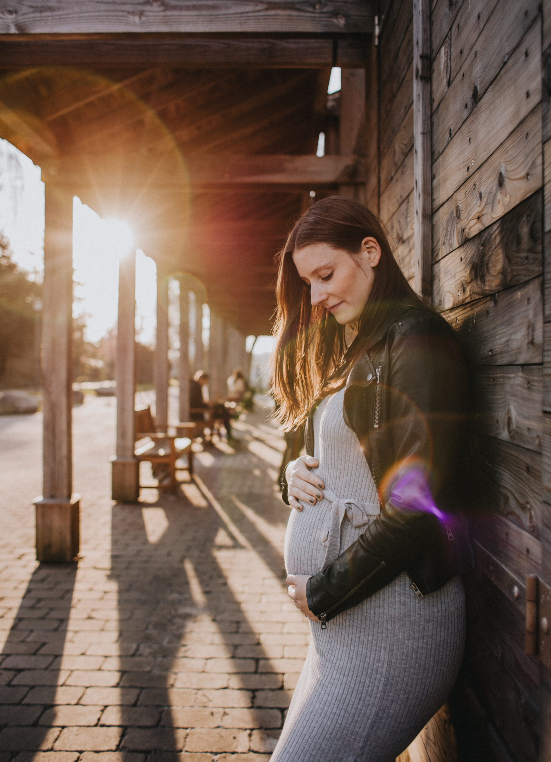 Schwangere in der Golden Hour