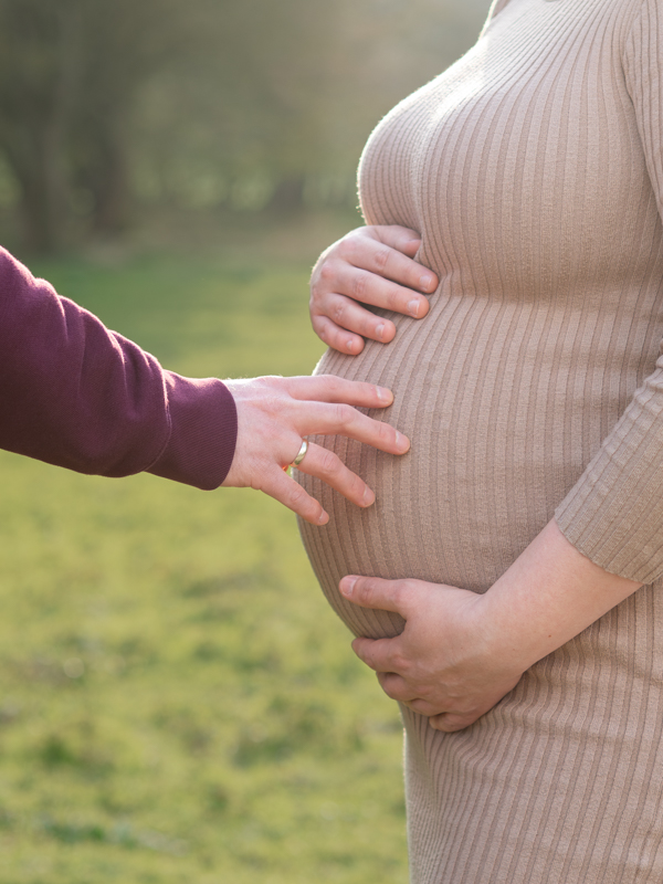 Nahaufnahme Mann kitzelt schwangeren Bauch