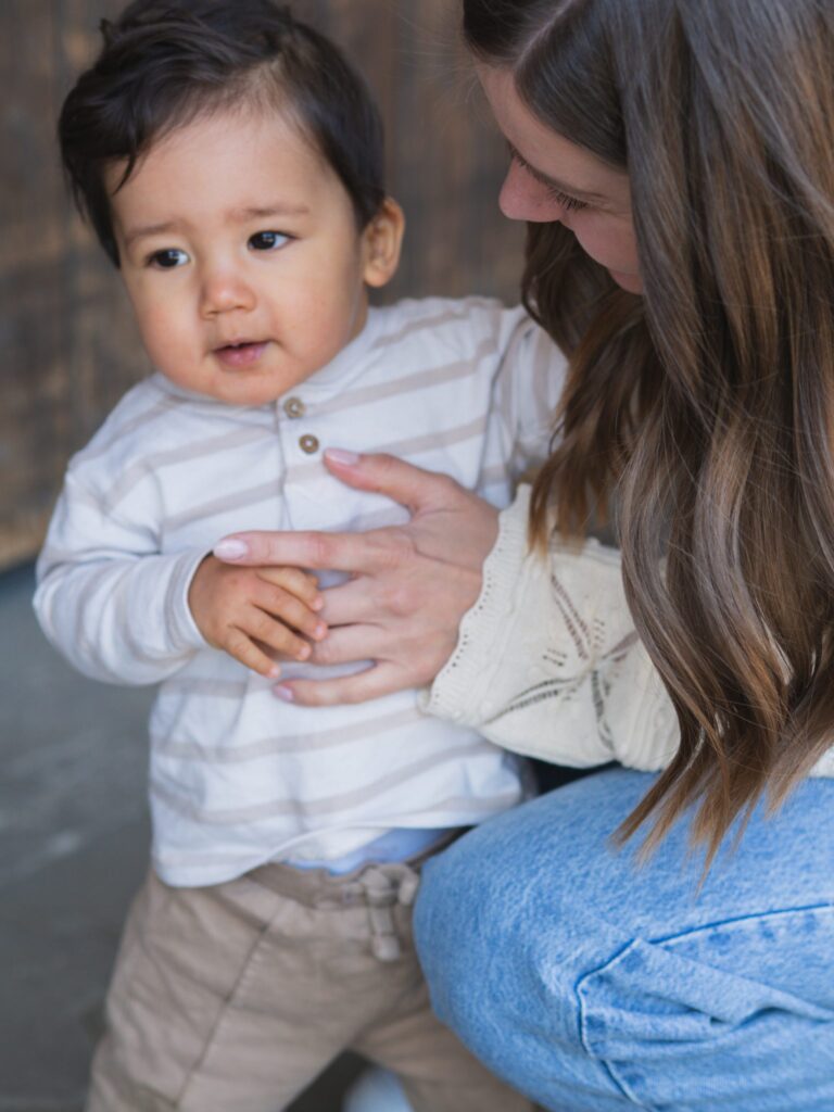 Mama hält ihr Kind in den Armen