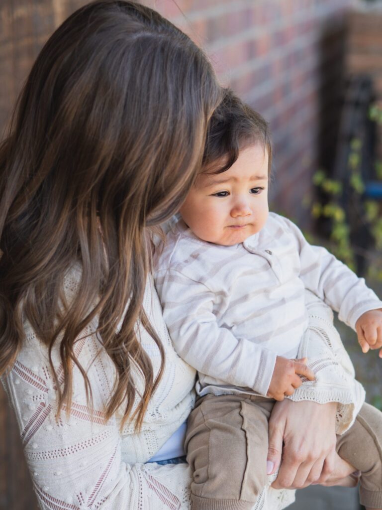 Kind auf dem Schoß ihrer Mutter
