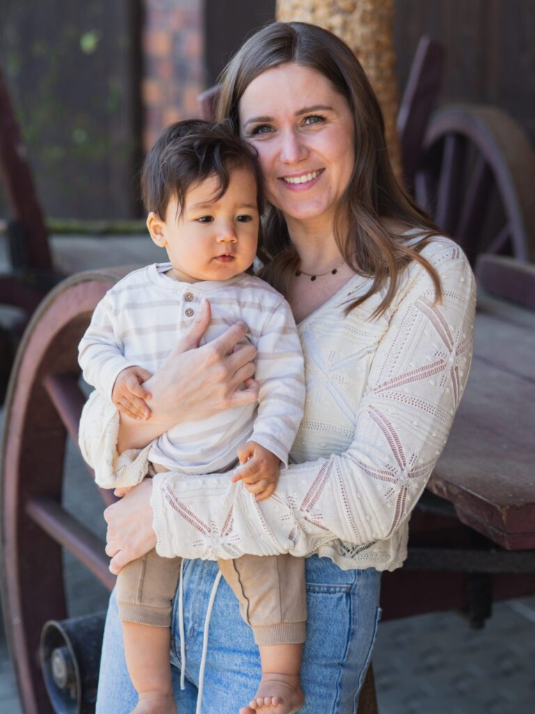 Kind auf den Armen der Mutter