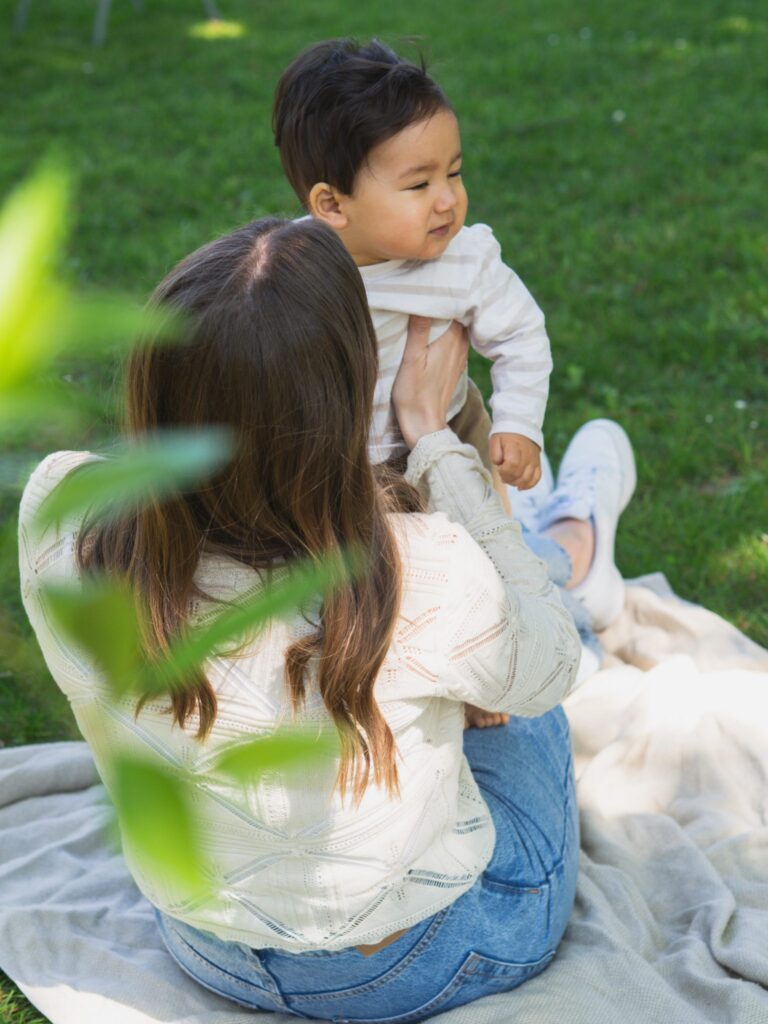 Mama hält ihren Sohn hoch