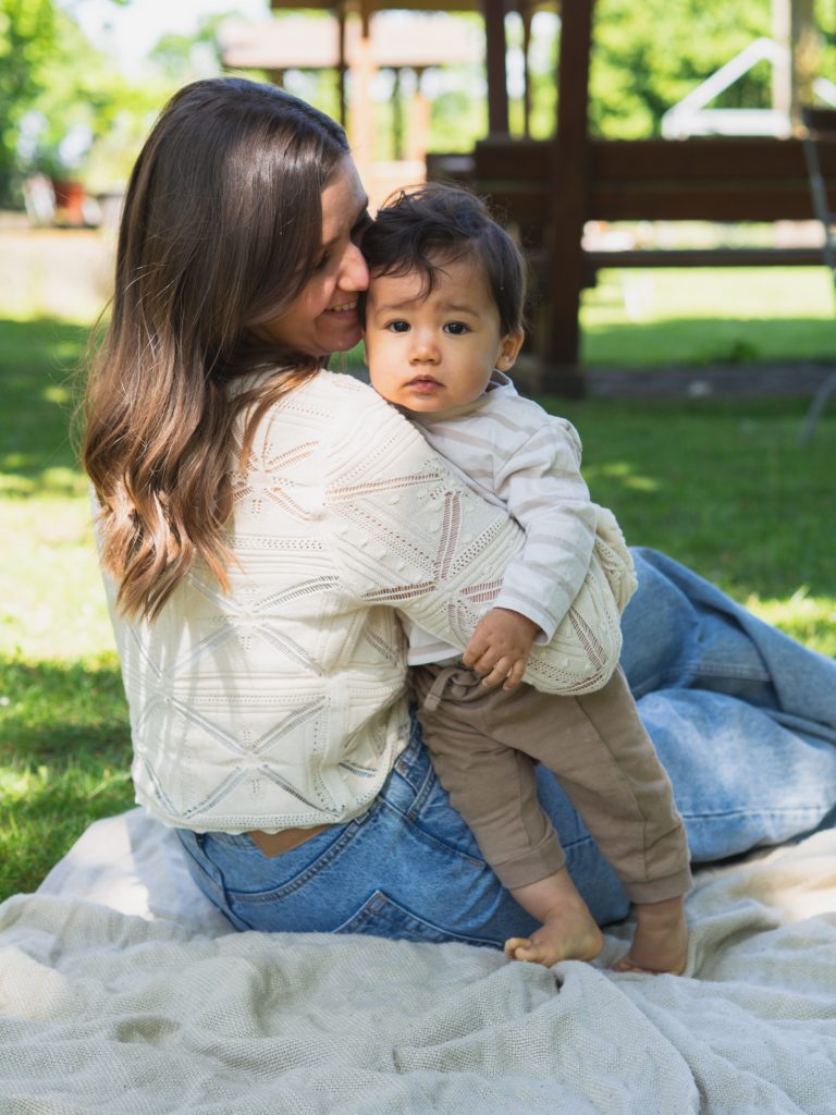 Mama und Sohn kuschelnd
