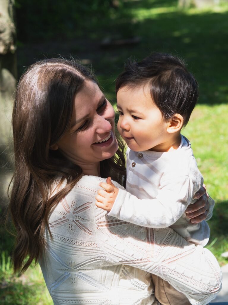 Mama und Sohn kuscheln und lachen