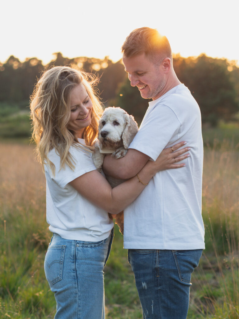 Pärchen hält Hund auf dem Arm