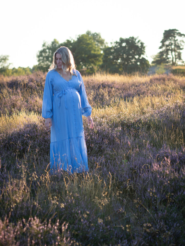 Schwangere im Sonnenuntergang