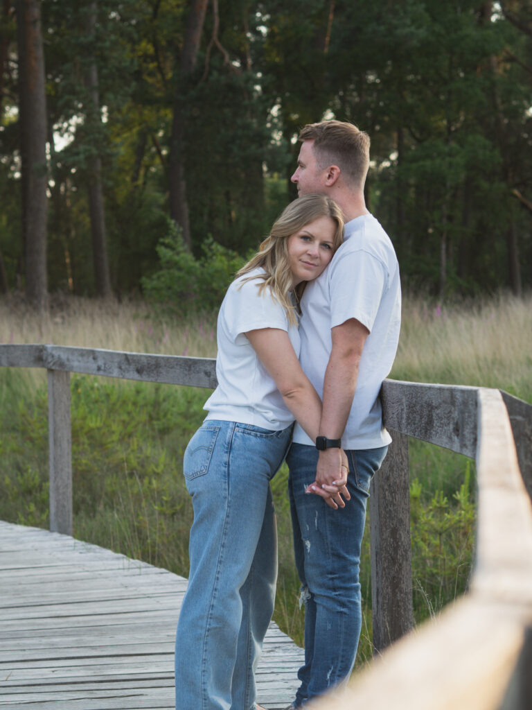Frau lehnt sich an Mann an