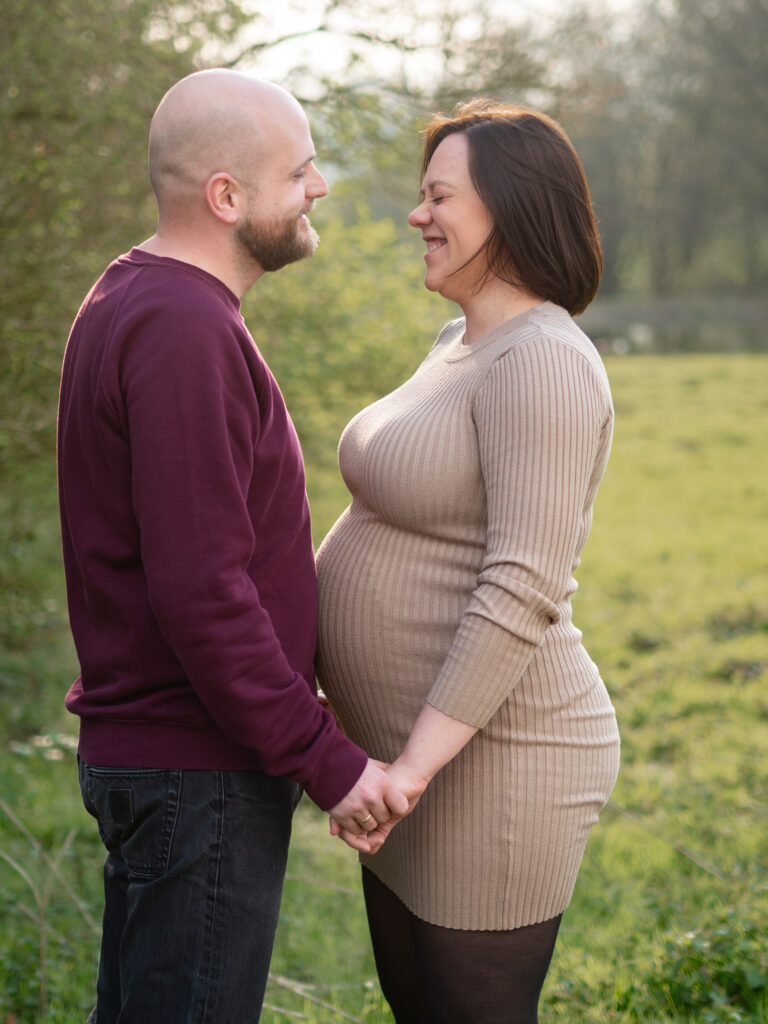 Pärchen steht sich gegenüber