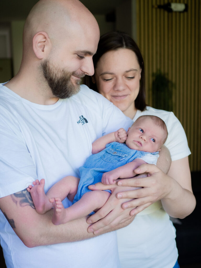 Baby auf dem Arm der Eltern
